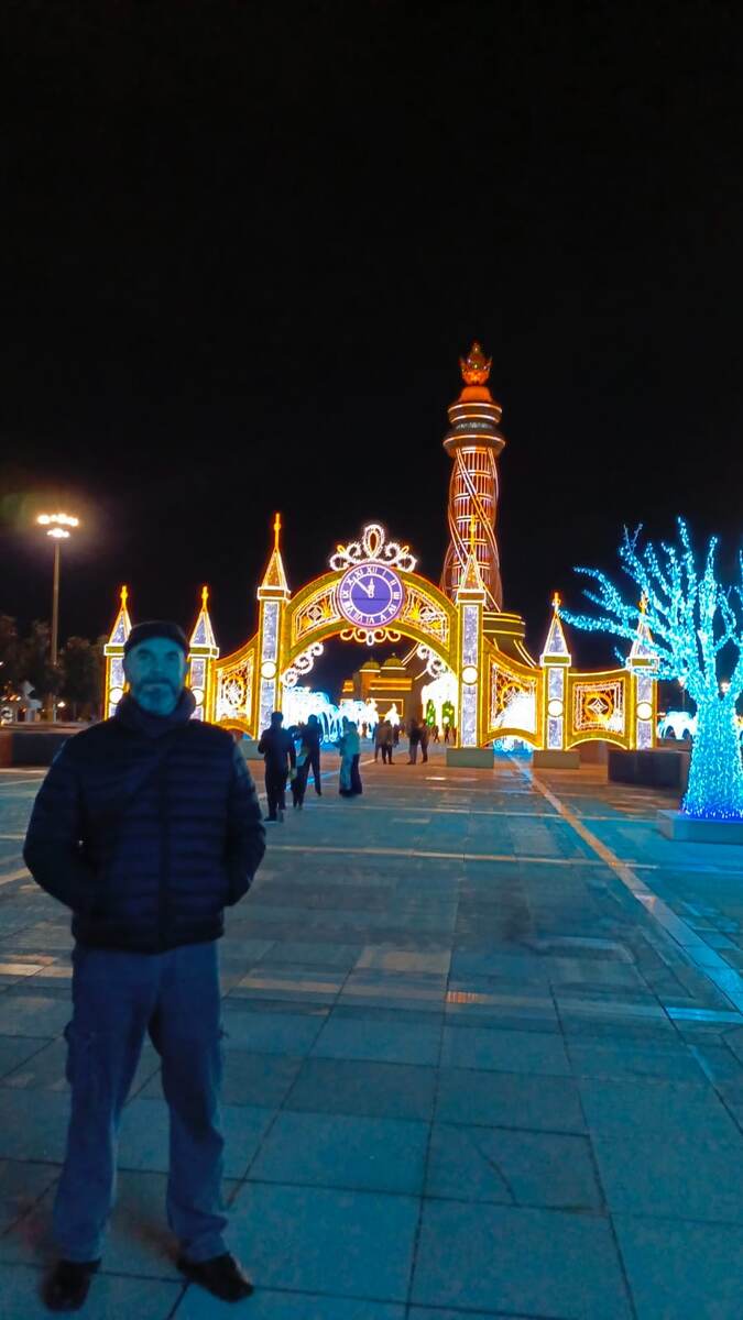 Новогодний городок на площади Истиклол