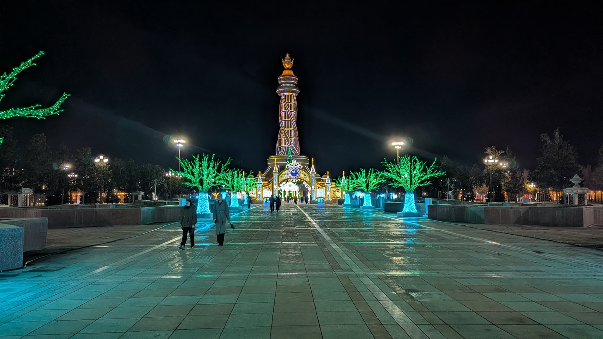 Вид на площадь с центрального входа