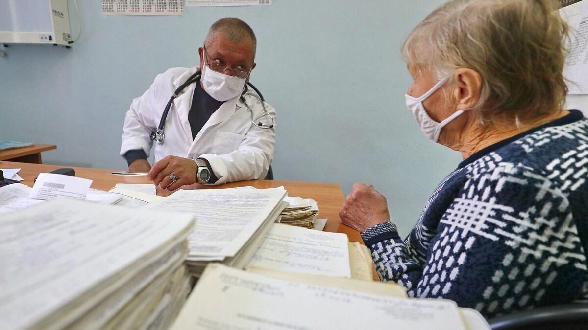 Количество документов, которые врачи обязаны заполнять, только растет. Фото: Владимир Смирнов / ТАСС