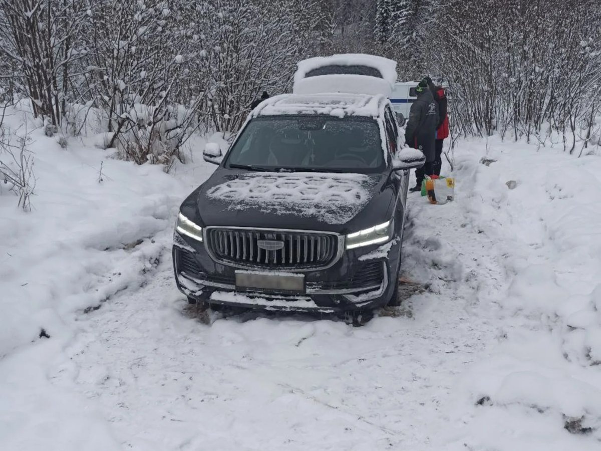    Кроссовер увяз в одной из бесчисленных лесных речушек в 30 км от Усть-Катава
