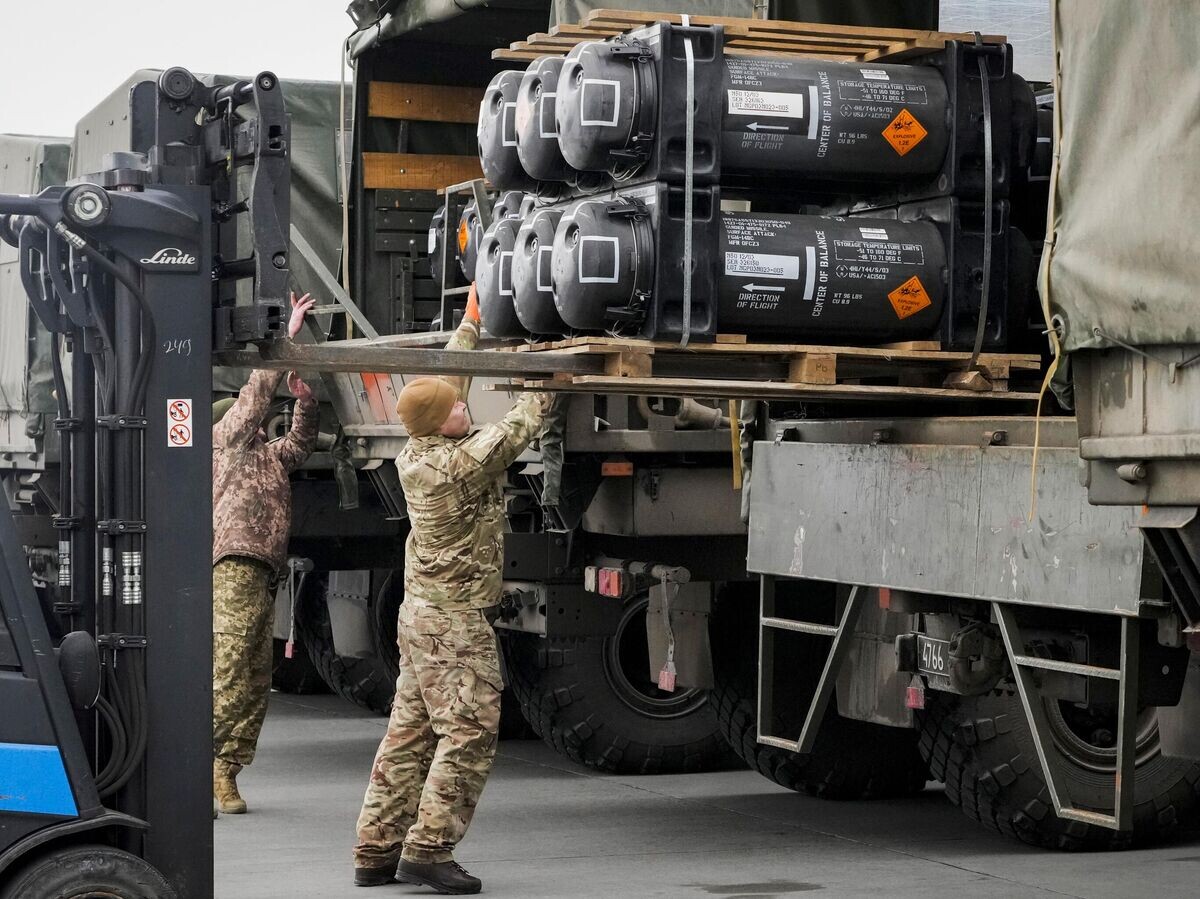    Украинские военнослужащие загружают противотанковые ракеты Javelin, поставленные в рамках помощи США Украине | © AP Photo / Efrem Lukatsky