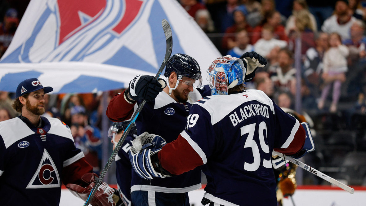    Скотт Уэджвуд, Валерий Ничушкин и Маккензи Блэквуд после матча «Колорадо» — «Сент-Луис» (6:1).Imagn Images USA Today Sports