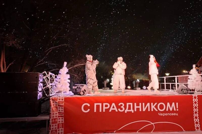    На всех главных площадях также состоялись новогодние ярмарки, сообщил глава города Роман Маслов.