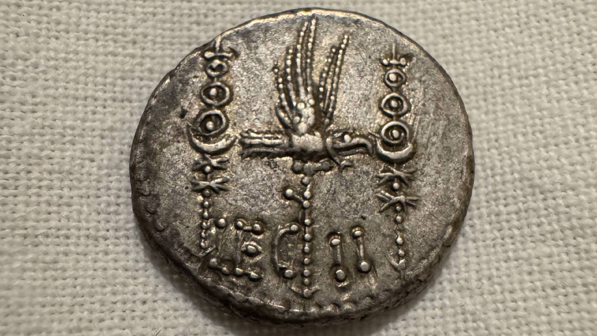 Монета легионный денарий Марка Антония