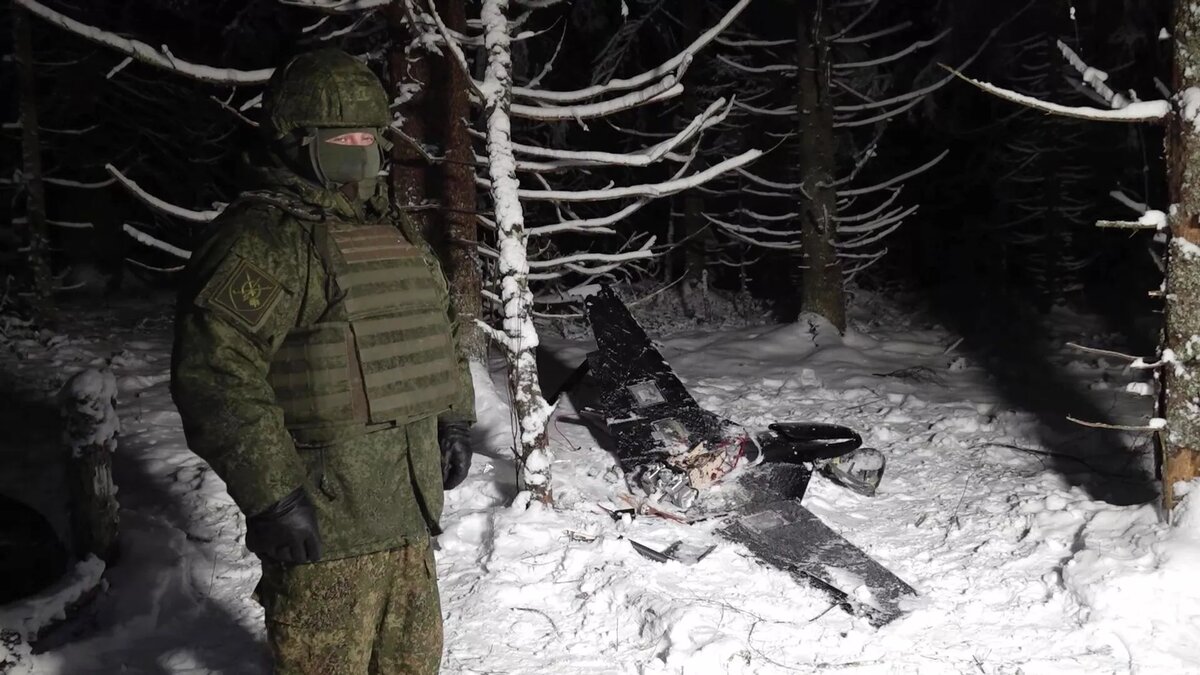 Обломки украинского БПЛА, атаковавшего резиденцию президента РФ в Новгородской области © Министерство обороны РФ