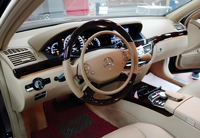 Мерседес, доработанный под ручное управление инвалидом. Один из вариантов доработки - установка на рулевое колесо кольца ручного управления акселератором газа.