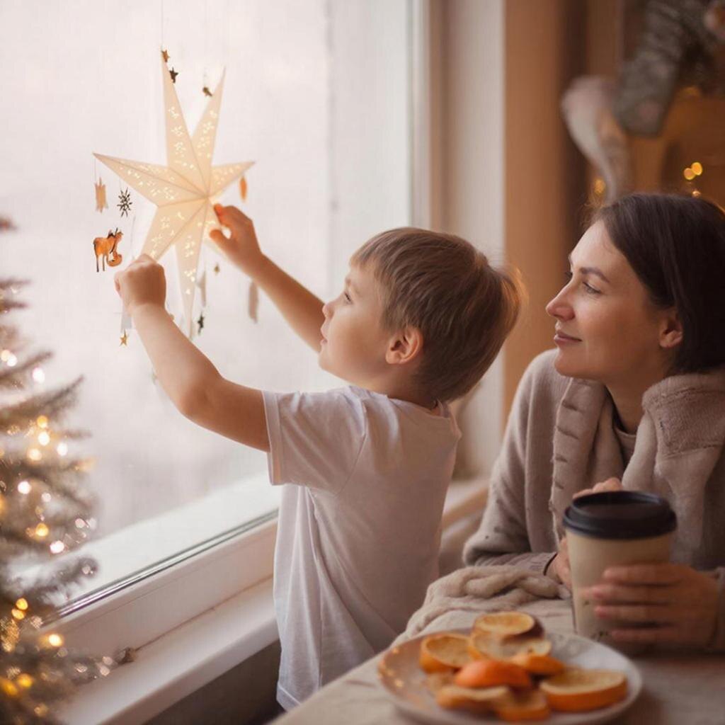 Главное — начать смотреть иначе. Потому что главное чудо, которое нужно разглядеть и взрастить, находится не под ёлкой. Оно всё время было, есть и будет рядом с вами. Позитивное Будущее: дай ребёнку развиваться! 