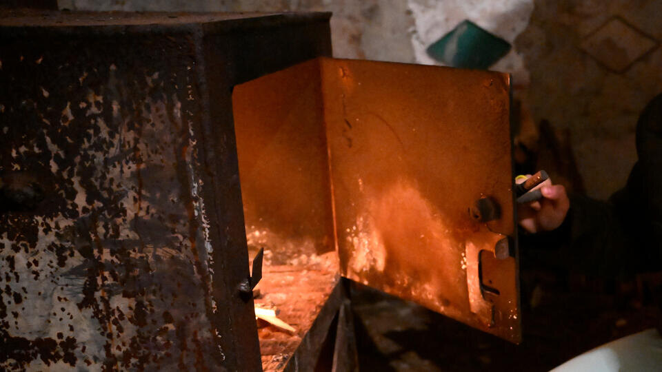     Двое подростков погибли, растапливая в доме печь после новогодней вечеринки РИА Новости/Илья Питалев