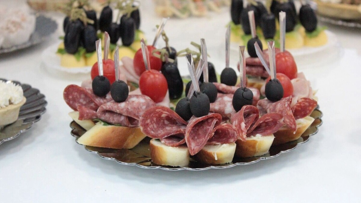     Колбасу, смешанную с другими продуктами, хранить не стоит    1MI