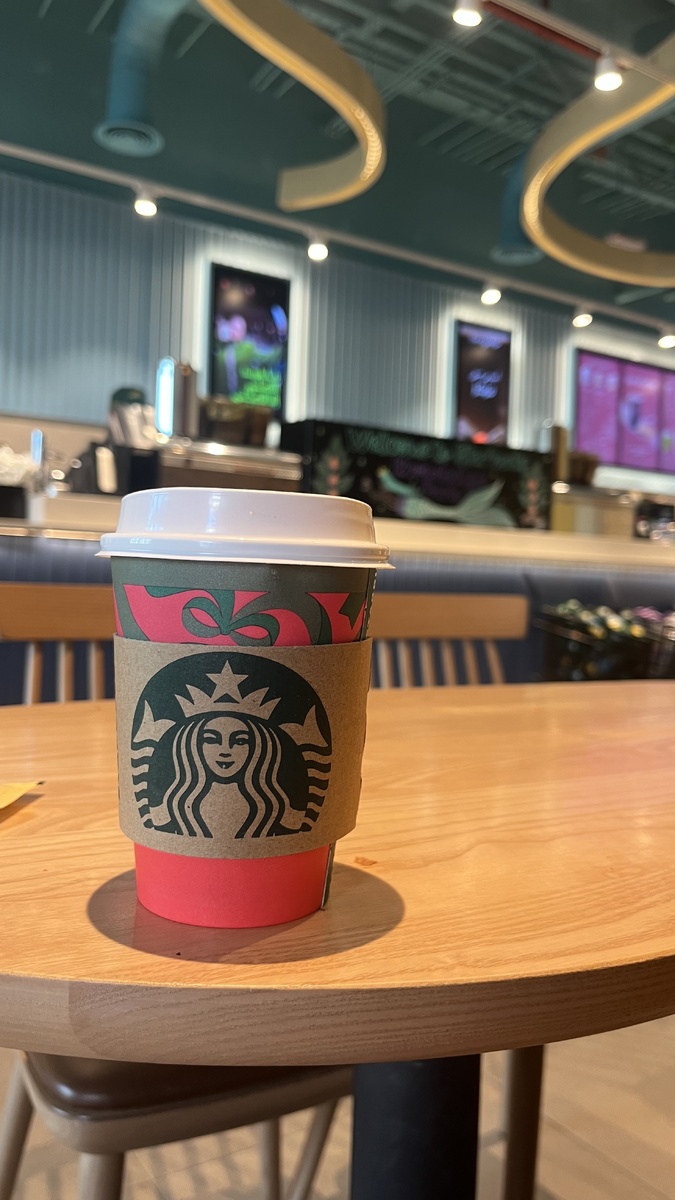 Toffee Nut Latte. Подается в таких праздничных разукрашенных стаканчиках.