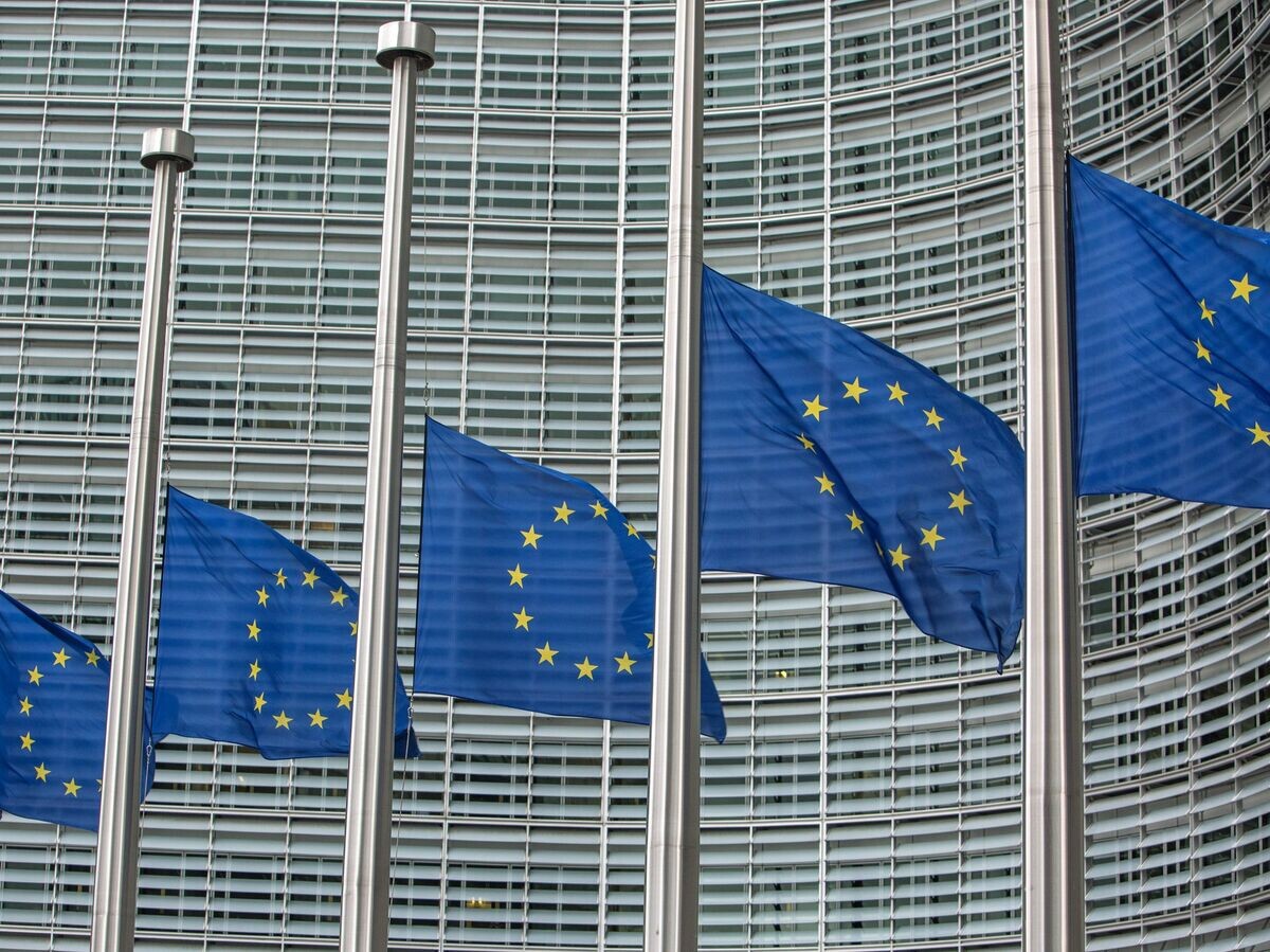    Флаги возле штаб-квартиры Европейской комиссии в Брюсселе | © РИА Новости / Ирина Калашникова
