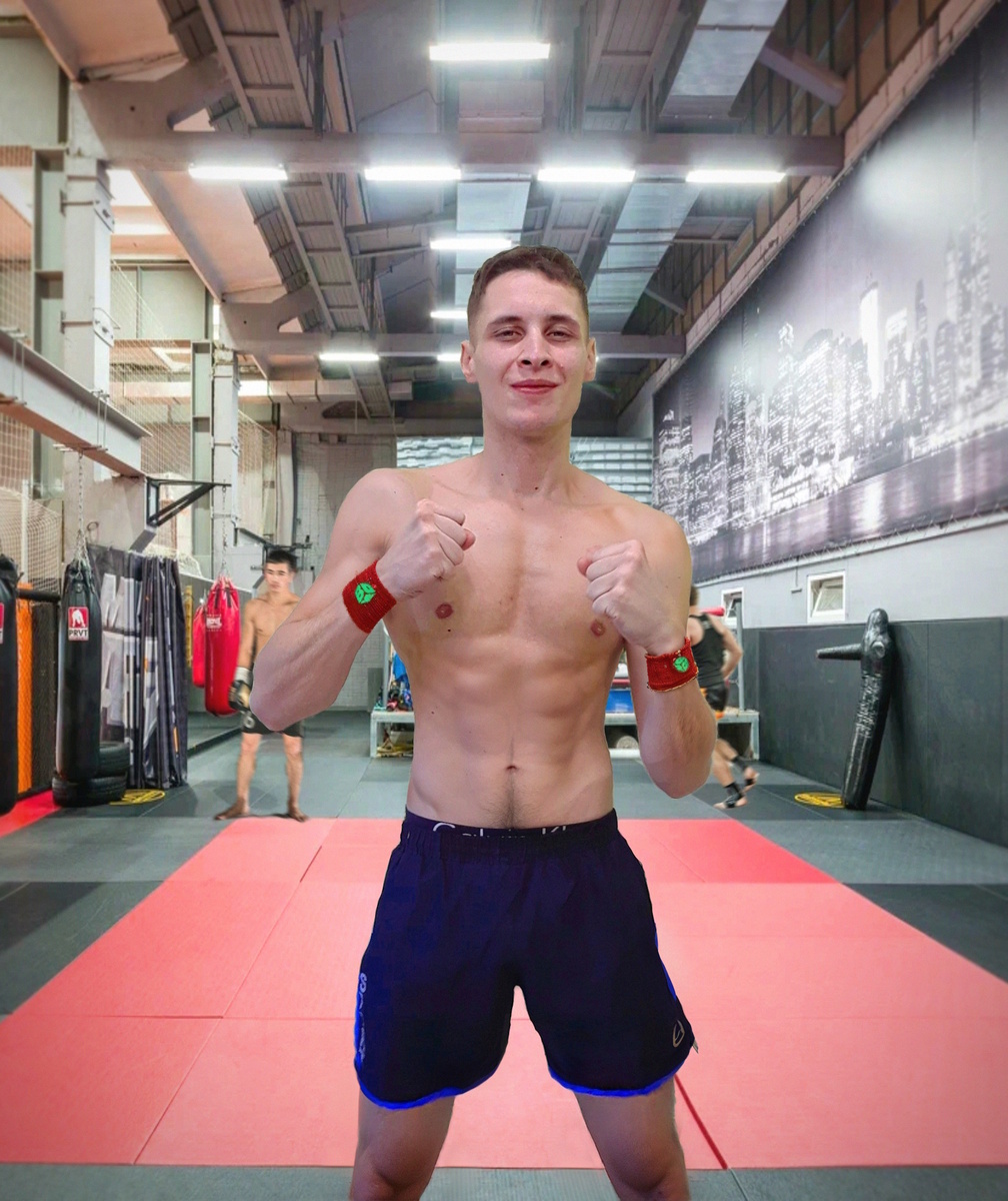 Как многие думают, это не для эффектного контента, что бы покрасоваться рельефом перед девочками и друзьями) и не потому что мне жарко во время занятий.