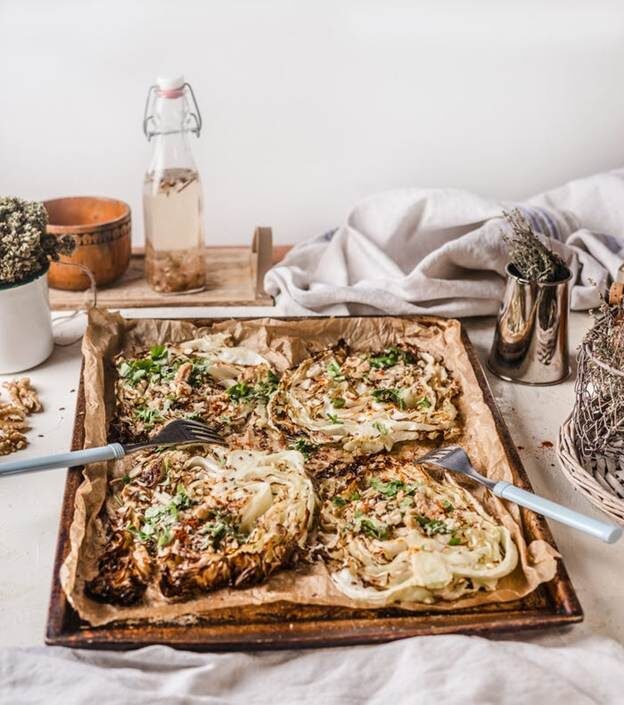 Жареная капуста — постоянный элемент меню многих модных лондонских ресторанов. VICUSCHKA/Getty Images