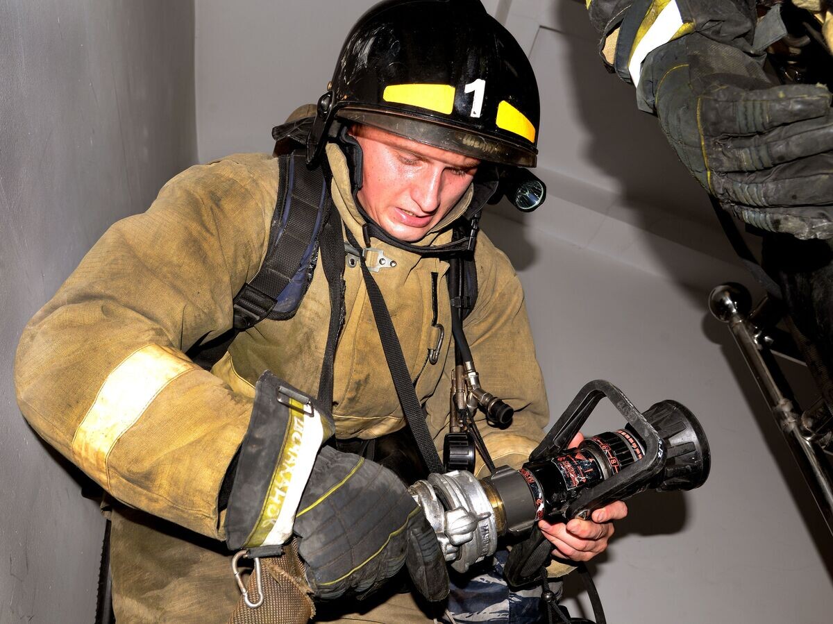    Сотрудник МЧС во время пожарно-тактических учений | © РИА Новости / Игорь Онучин