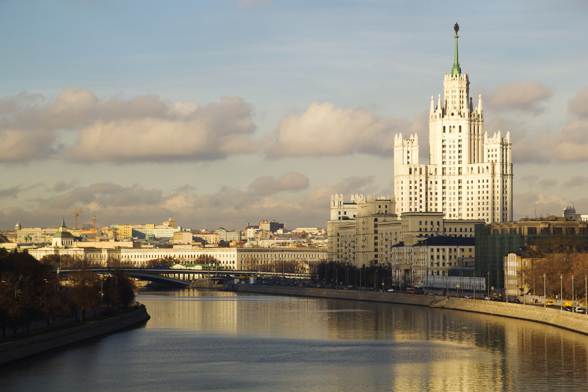 Высотка на Котельнической. Знаковое здание, символ эпохи и статуса. Но рынок всё чаще выбирает качество среды и жизненные сценарии, которые она предлагает