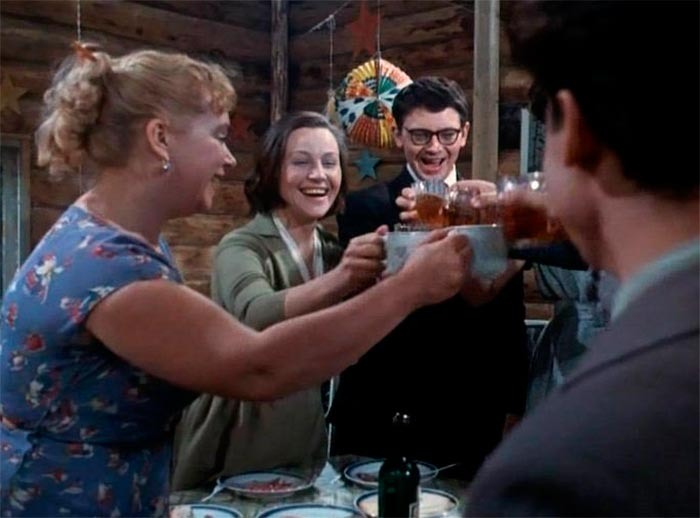 Кадр из фильма "Карьера Димы Горина". Во время съемок Татьяна Конюхова узнала, что беременна, но продолжила участие в картине