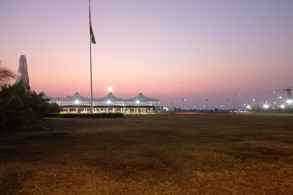 Аэропорт Манохар ранним утром