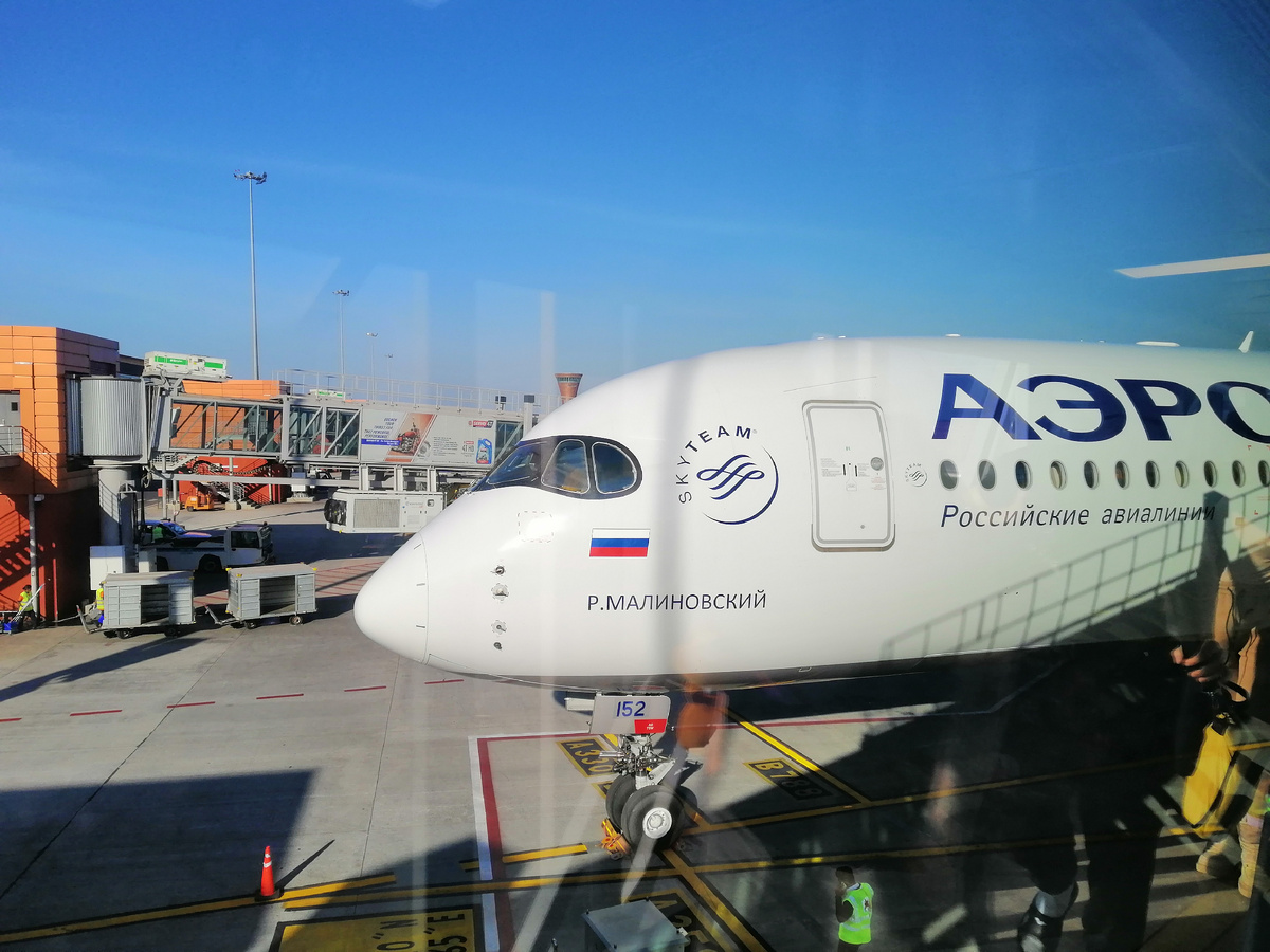 Наш самолет у телескопического трапа в аэропорту Манохар