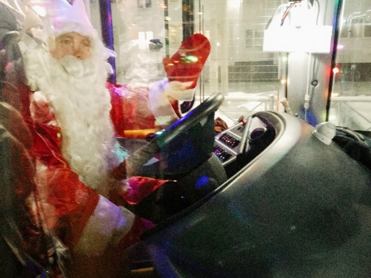    Водитель маршрутки на время стал Дедом Морозом