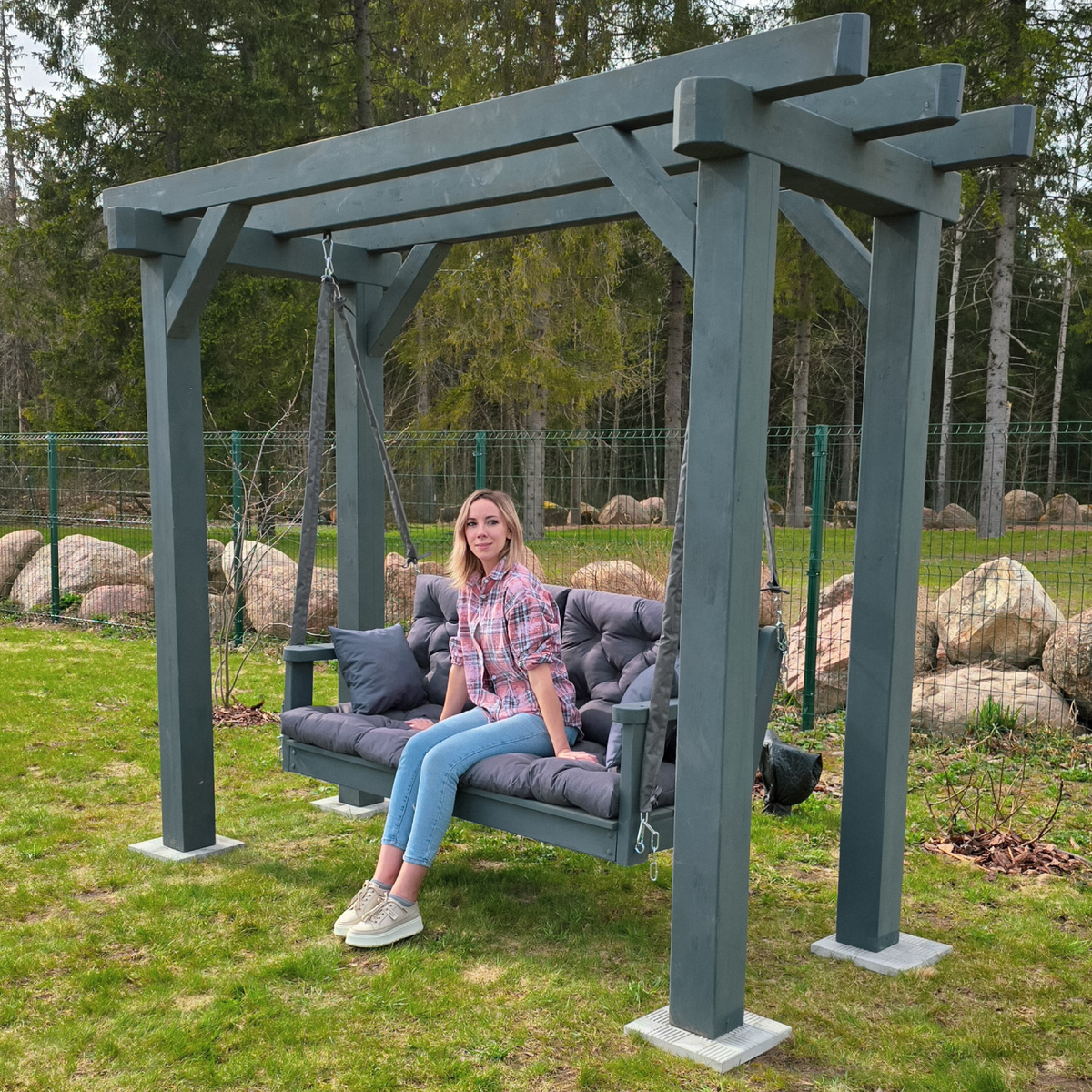 Это я на монтаже вблизи Петергофа. В коттеджном поселке под названием "Сочи"