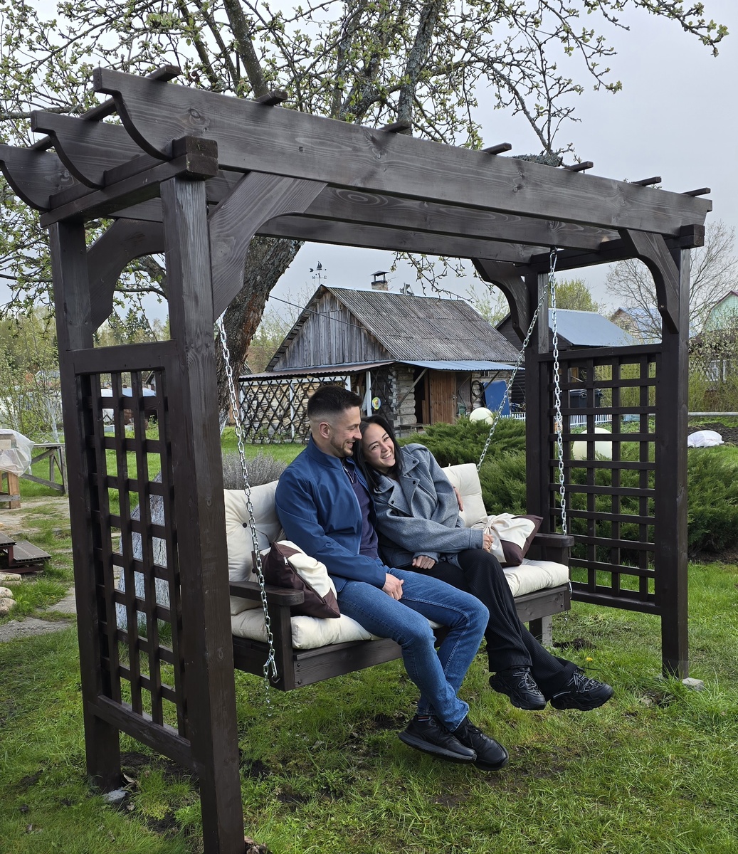 Счастливая девушка, которая пару минут назад получила качели на день рождения:)