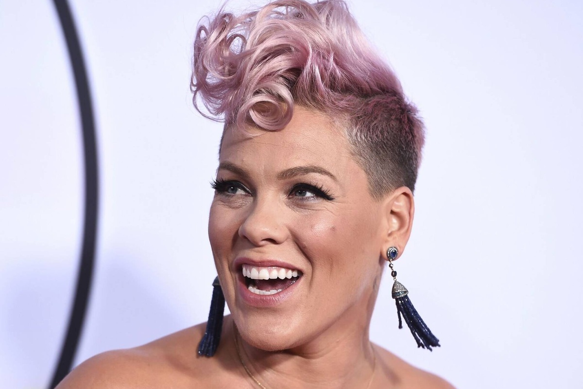     «Я оставляю боль позади»: Пинк перенесла операцию на шее и провела новогоднюю ночь в больнице