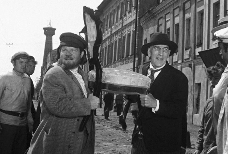 Миронов против Гомиашвили: как Захаров снял «12 стульев», которые взбесили Гайдая