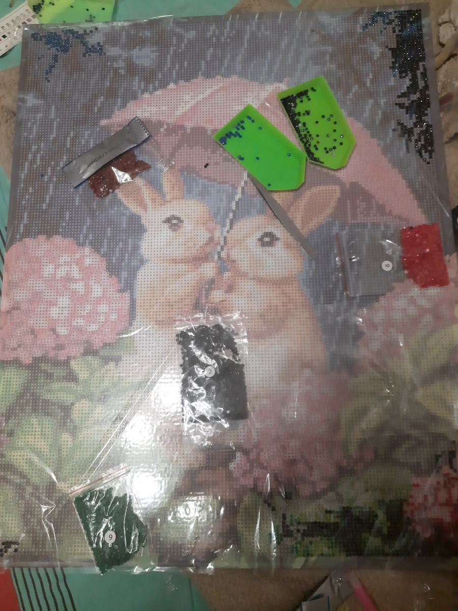 Зайки под зонтиком.Ещё есть Гарри Поттер и лошадь. 