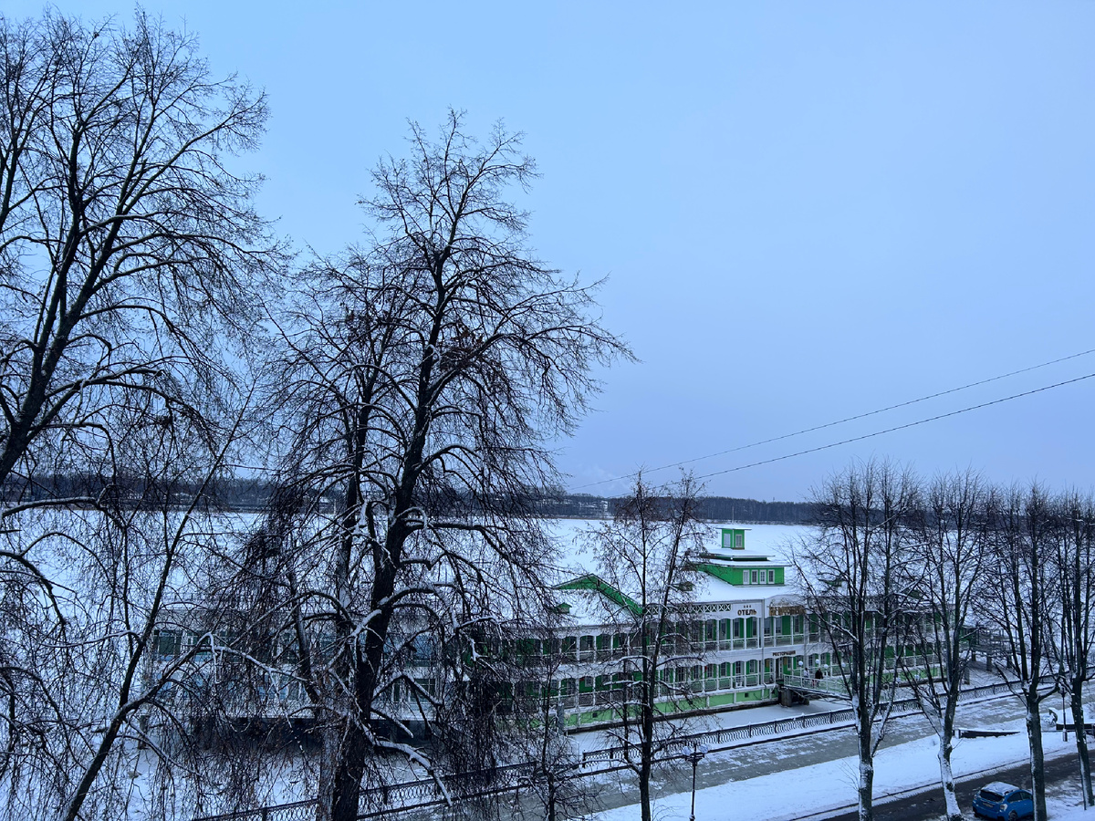 Волга подо льдом. Фото автора. 