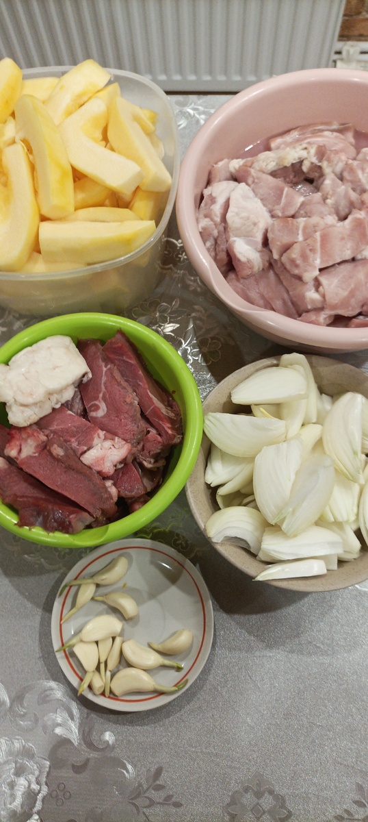 Кусочек говяжьего сала - на долма