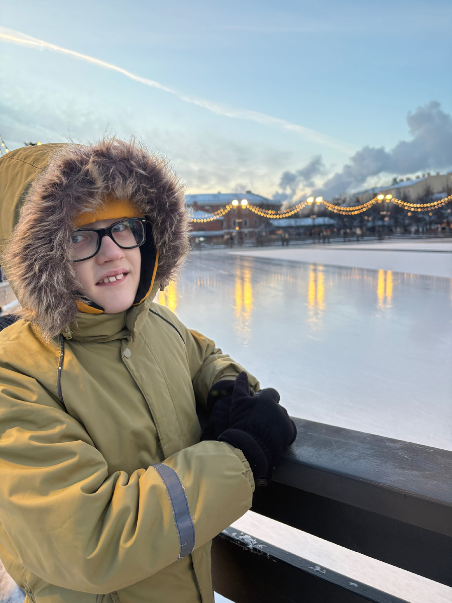 Красивый и большой каток. Надо бы туда вернуться с коньками