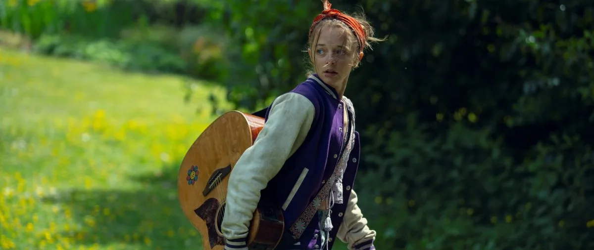 кадр из сериала "Убегай!"