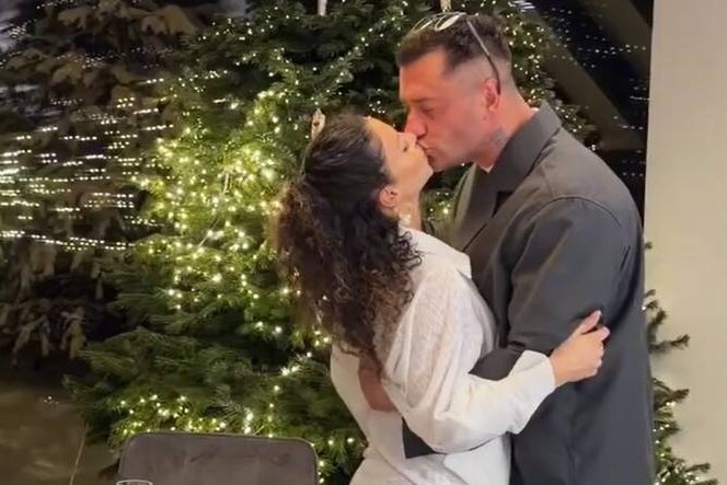     Муж целовал в губы у ёлки: Зепюр Брутян показала, как вместе с Павлом Прилучным встретила Новый 2026 год