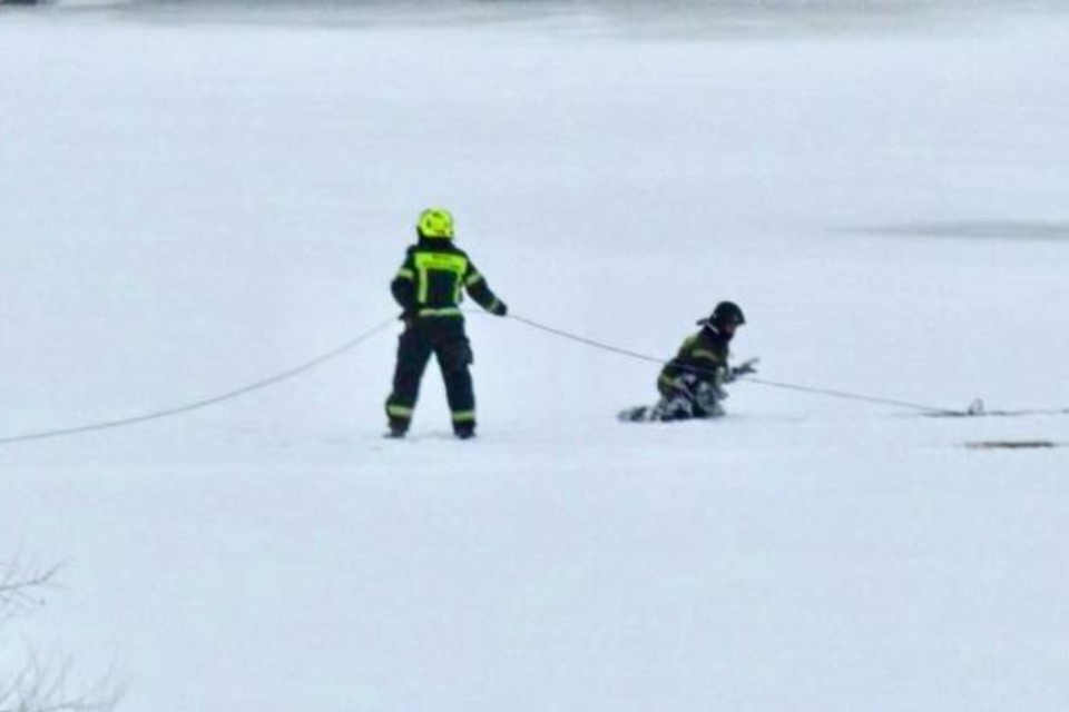    Пожарные спасли провалившихся под лед людей в Ленобласти. Фото: МЧС Ленинградской области