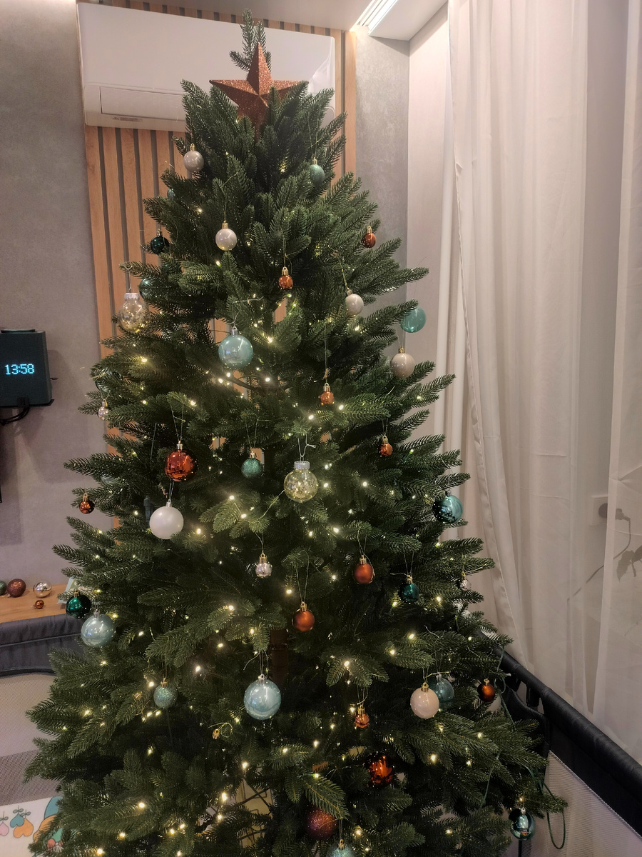 Моя ёлочка наряжена только сверху) потому что снизу ее уже раздели дети 😂