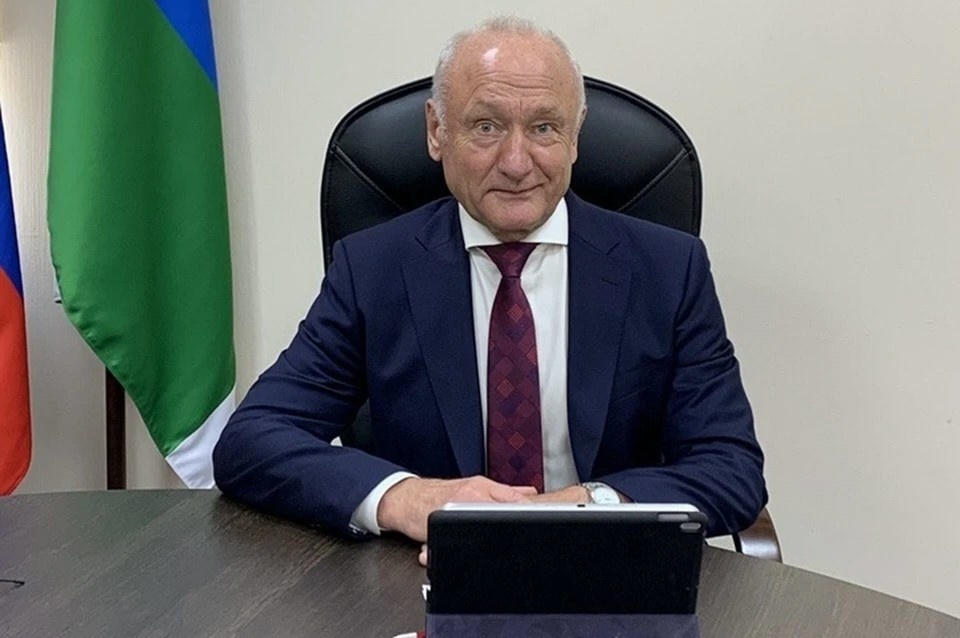    Мэр Белоярского района ХМАО Маненков поздравил земляков с Новым годом из бани СОЦСЕТИ