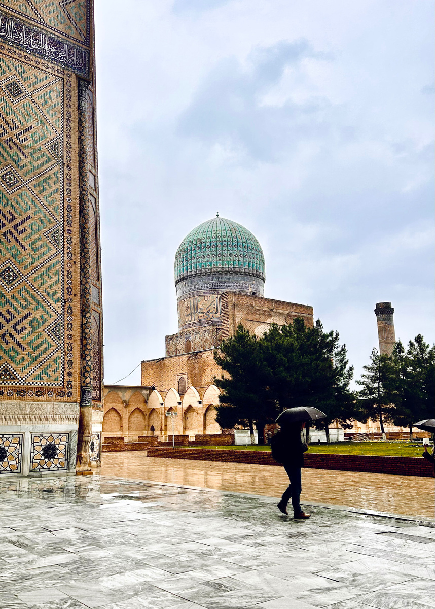 Внутренний двор мечети Биби Ханум: вид на один из боковых куполов