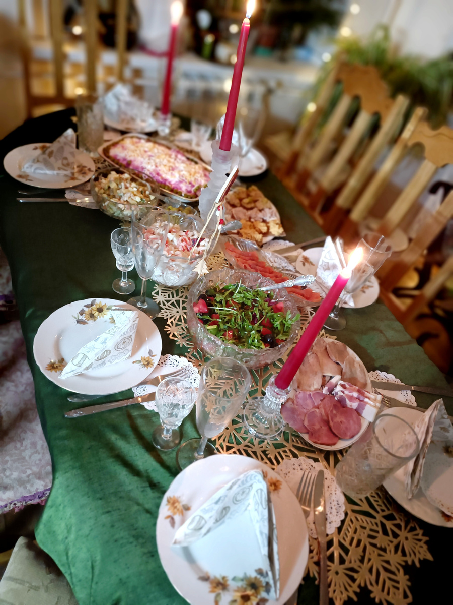 Наш новогодний стол в этом году на даче