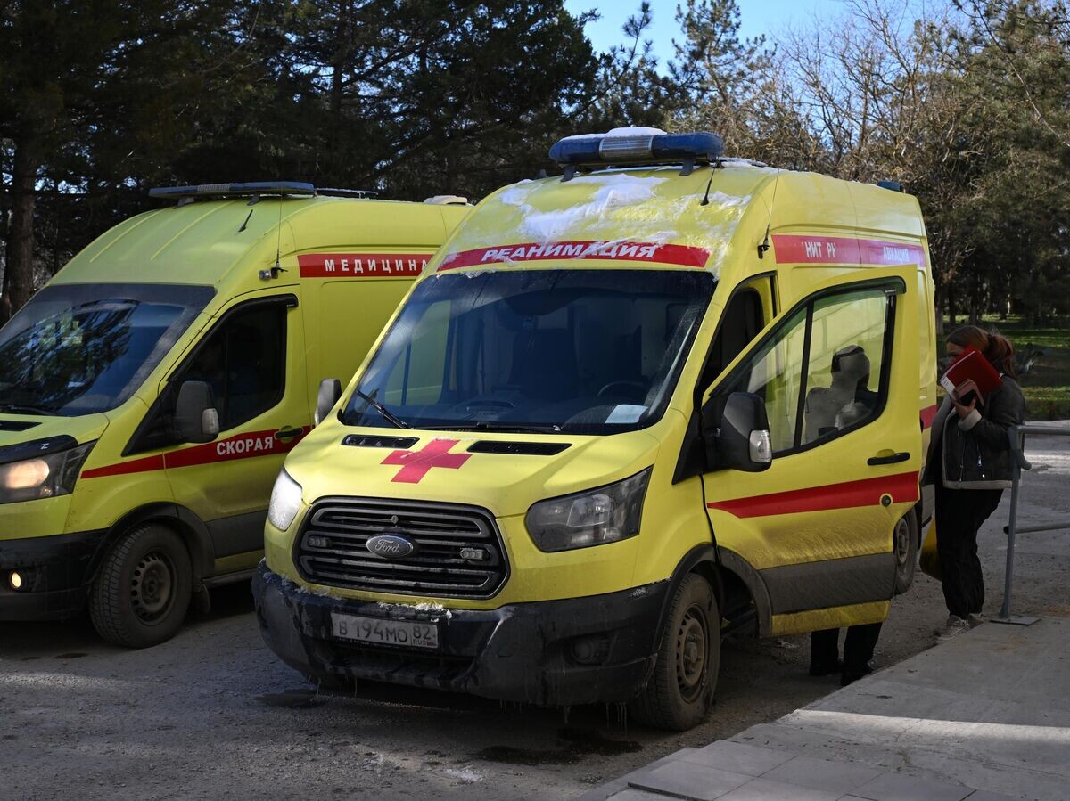    Кареты скорой медицинской помощи у центральной районной больницы Джанкоя, куда доставляют пострадавших после атаки БПЛА в Херсонской области | © РИА Новости / Константин Михальчевский