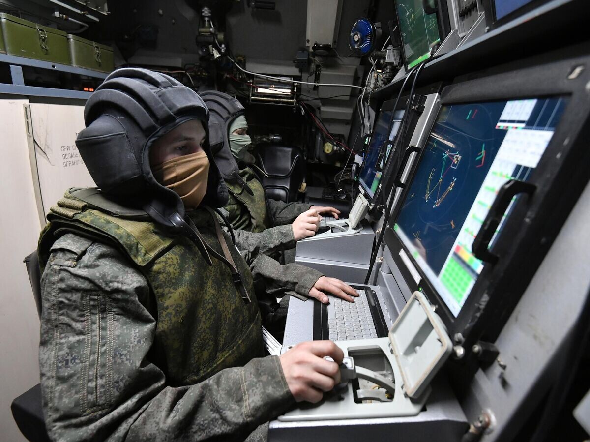   Военнослужащие РФ на рабочих местах в машине боевого управления сил противовоздушной обороны© РИА Новости . Евгений Биятов