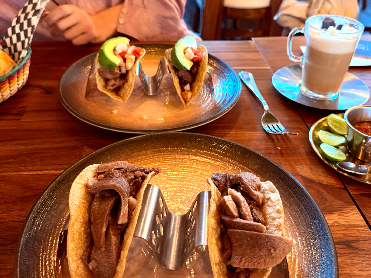 Невкусные и совсем не бюджетные такос и вкусный кофе в аэропорту Мехико NLU