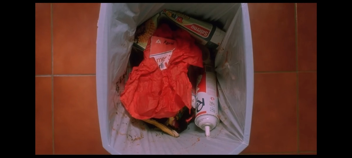 На билете читается надпись "American Airlines" и  приписка сверху "Кевин"