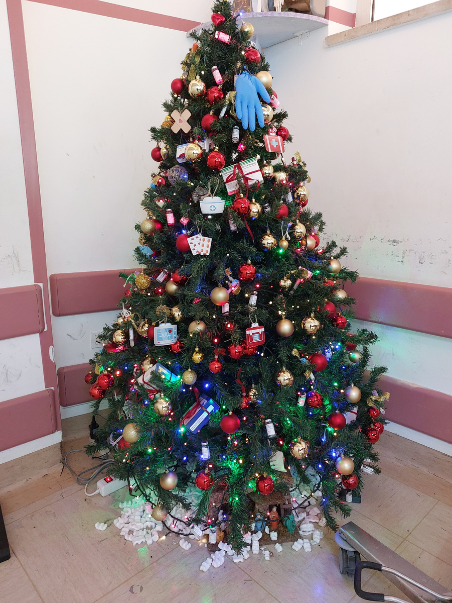 А это ёлочка в том самом приемном отделении. Медицинское оформление. 