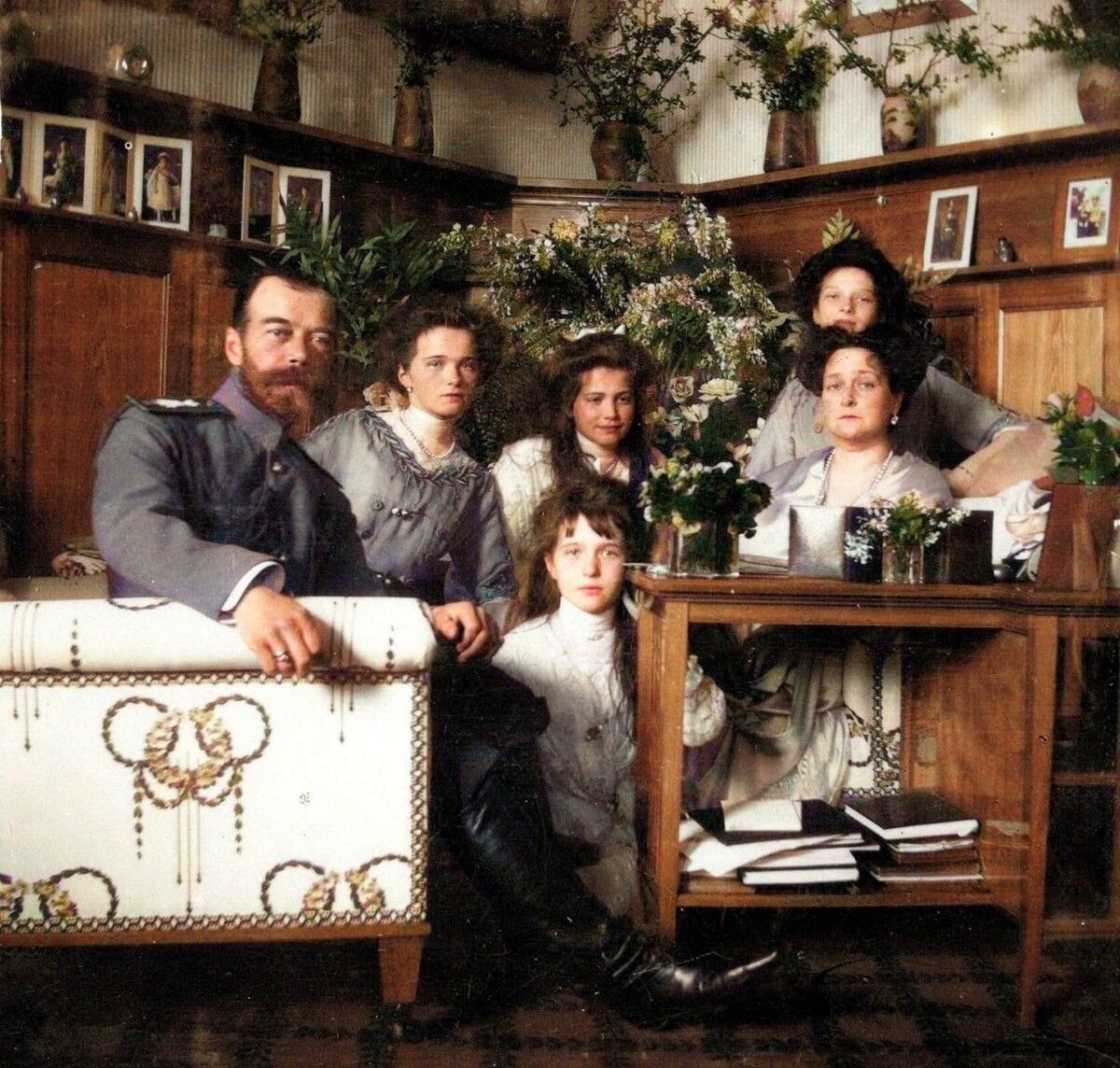 Николай II, Александра Федоровна, Ольга, Татьяна, мария и Анастасия 