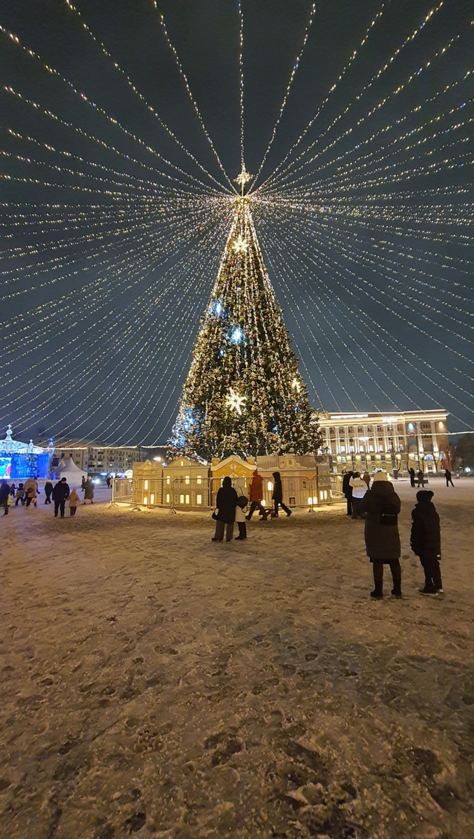 В.Новгород накануне новогодней ночи центральная площадь.