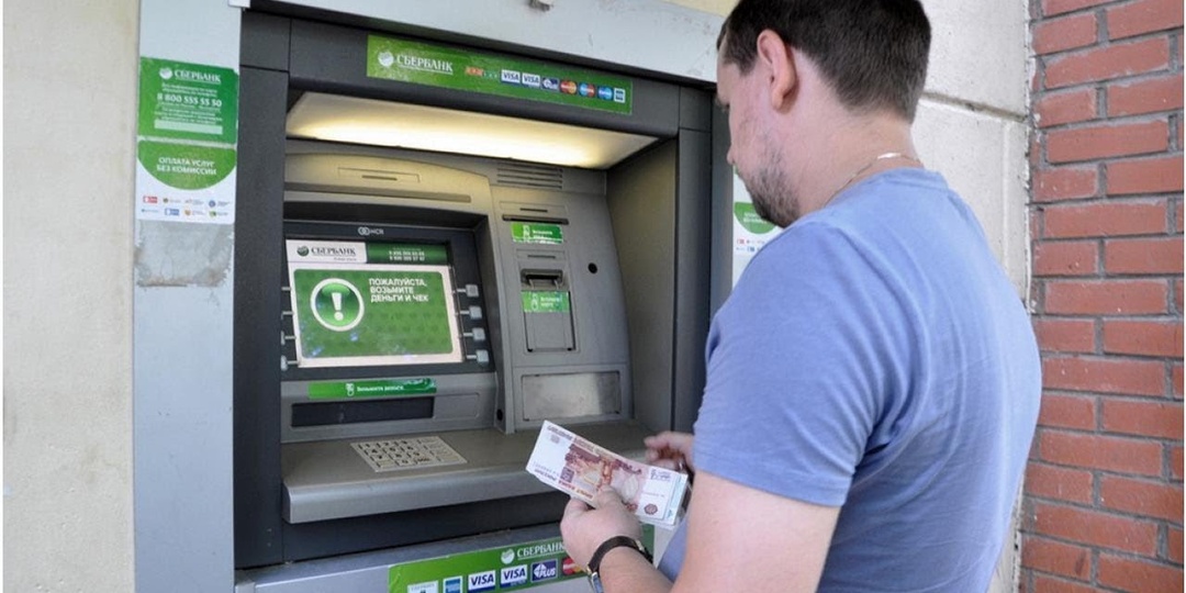 Можно ли снять деньги со счета умершего родственника и чем это грозит?