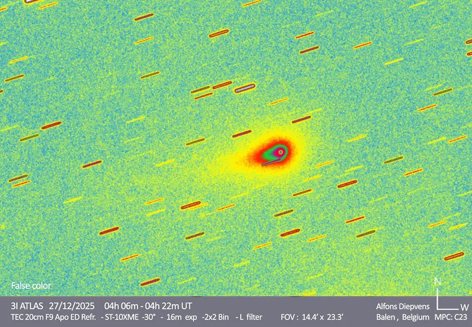 Ложноцветное изображение 3I/ATLAS, сделанное 27 декабря 2025 года 0,2-метровым телескопом в Бельгии. Поле зрения составляет 14,4 на 23,3 угловых минуты, что соответствует 1,1 на 1,8 миллиона километров. 