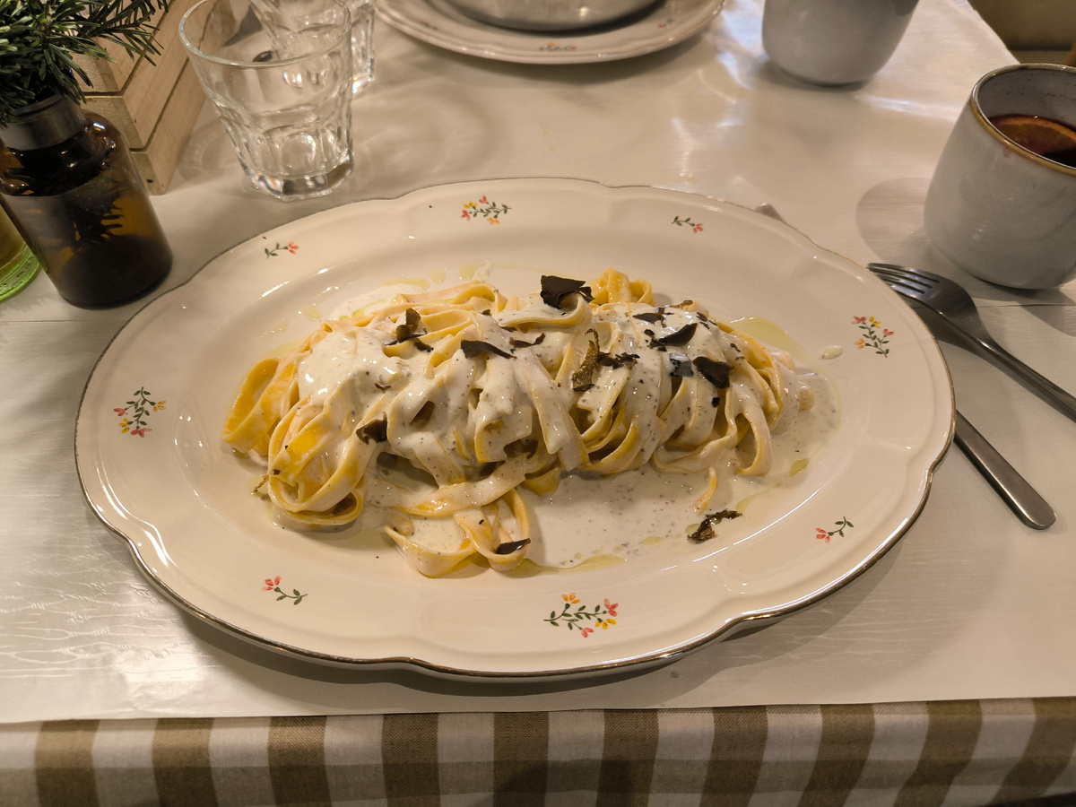 Вкусно есть не перестанем - паста с трюфелем, приготовленная в сырной голове