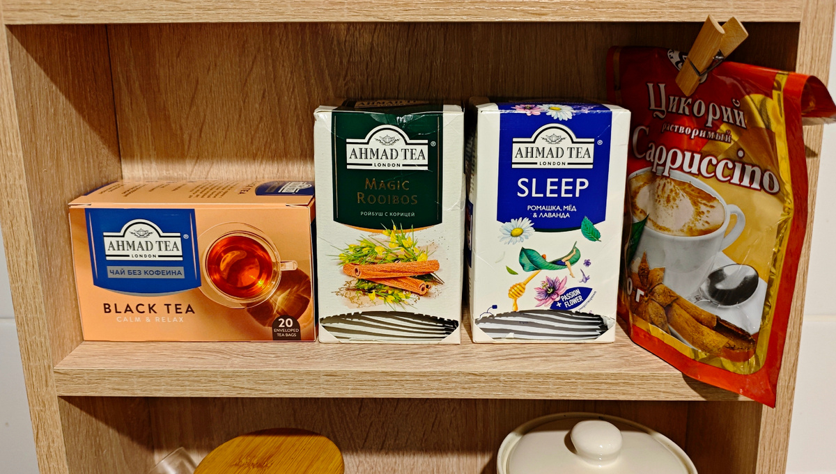 Теперь так выглядит моя чайная полка