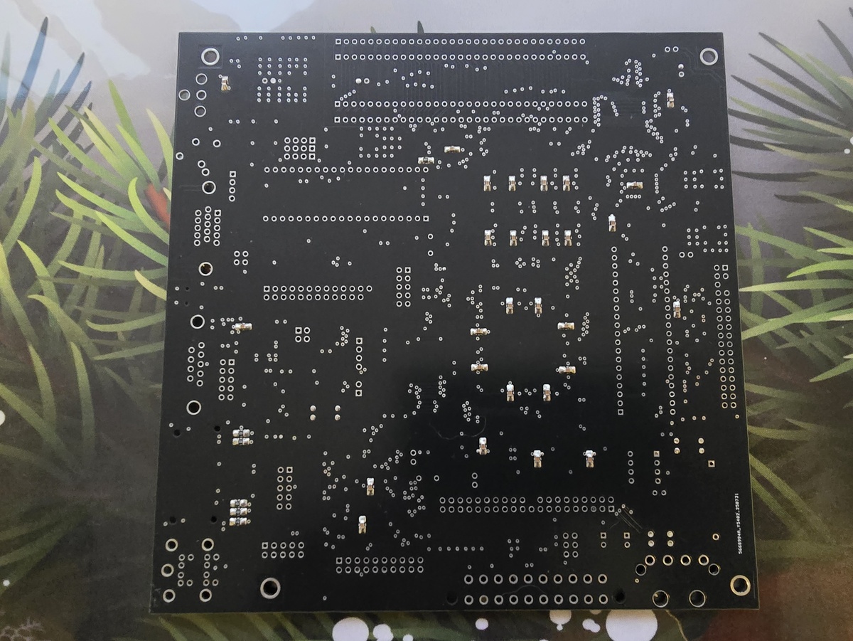 Обратная сторона платы с установленными компонентами ZX Evolution.